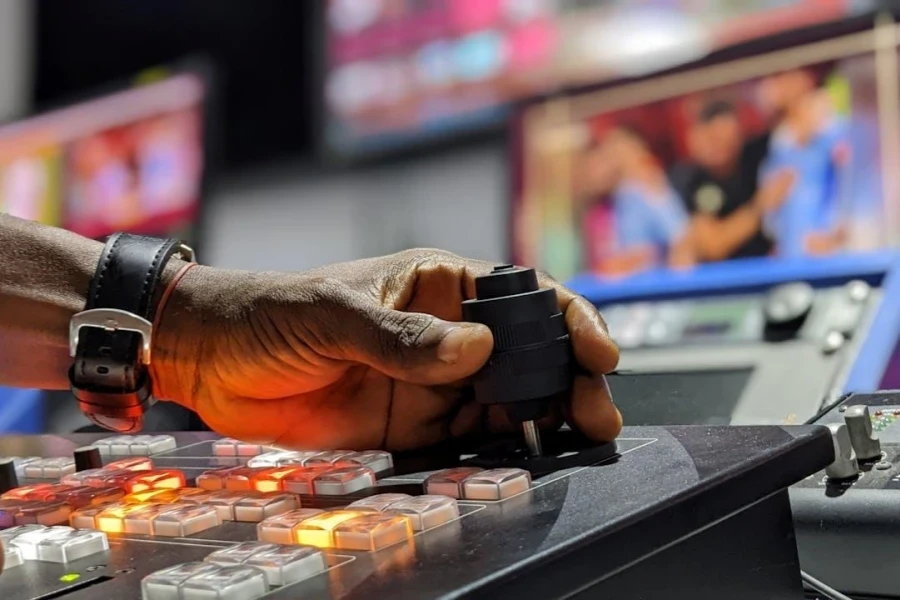Pemancar berdaya tinggi mendukung produksi TV dan penyiaran yang lebih besar