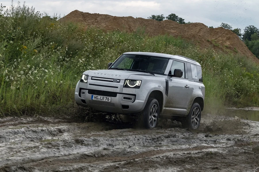 Land Rover Defender em estrada lamacenta