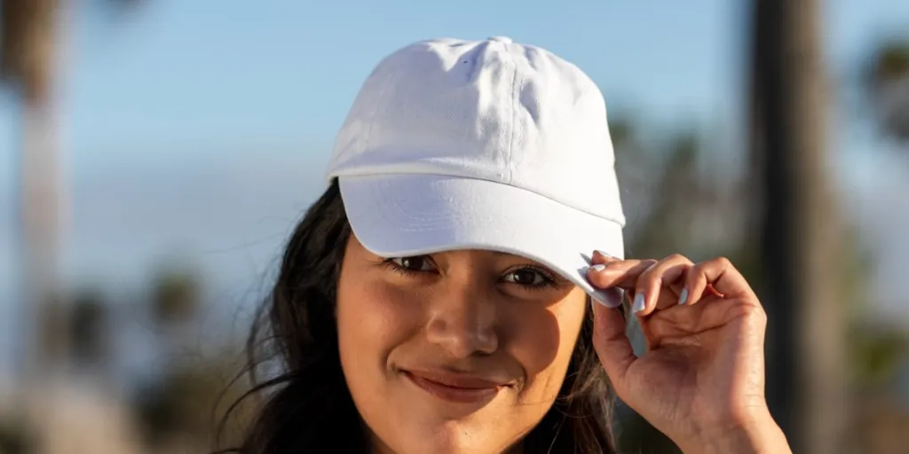 Mujer latina con sombrero inclinando su sombrero en señal de saludo