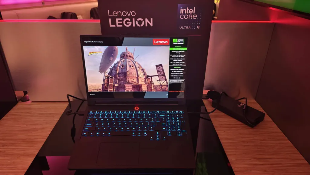 OLED ekranlı Lenovo Legion Pro 7i dizüstü bilgisayar.