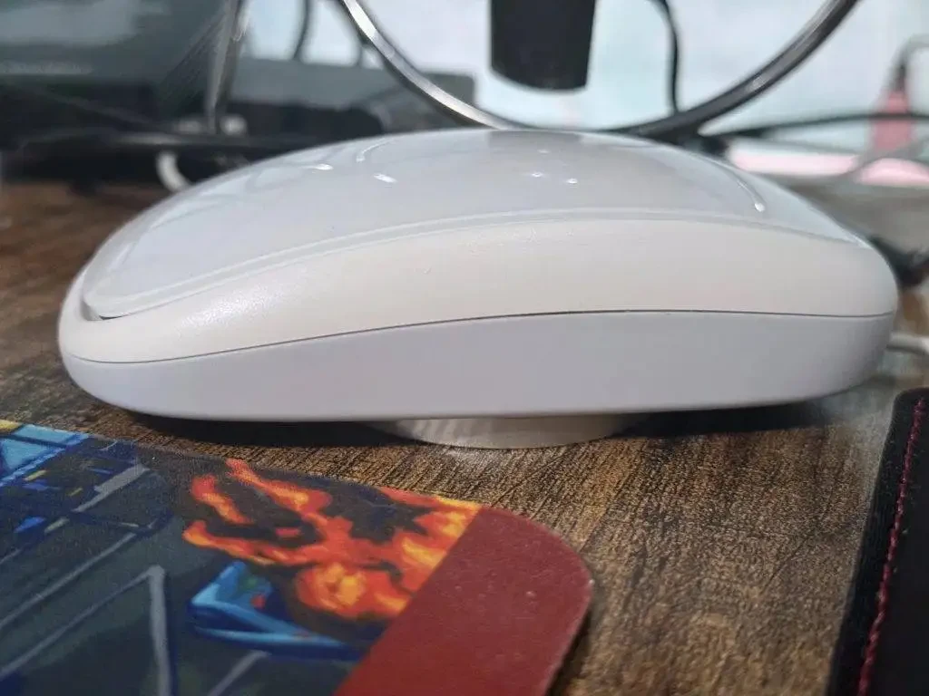 Aksesori Magic Mouse menggunakan MagSafe untuk pengisian daya