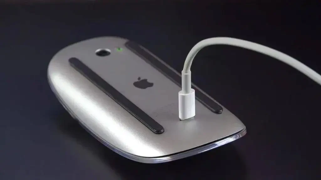 Magic Mouse terbalik memperlihatkan port pengisian daya