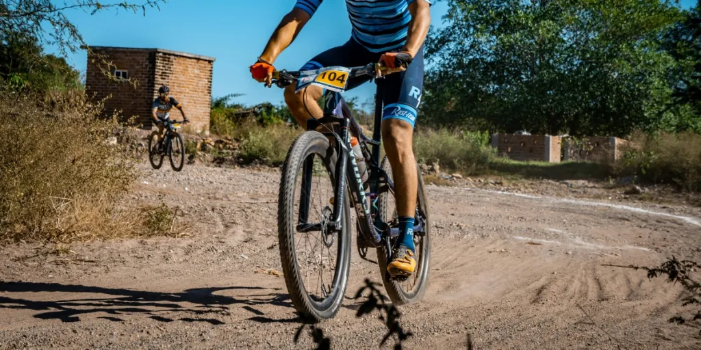 Ciclisti maschi che corrono su una pista sterrata, mettendo in mostra l'avventura all'aria aperta e la forma fisica