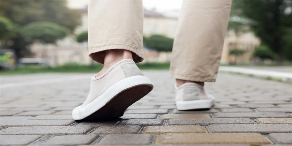 Un homme en baskets élégantes marchant dans la rue