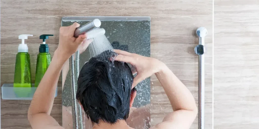 Hombres tomando una ducha