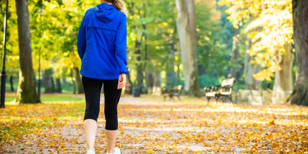 Frau mittleren Alters läuft im Stadtpark