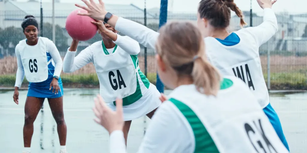 Equipo deportivo de netball, juego de pelota y defensa femenina