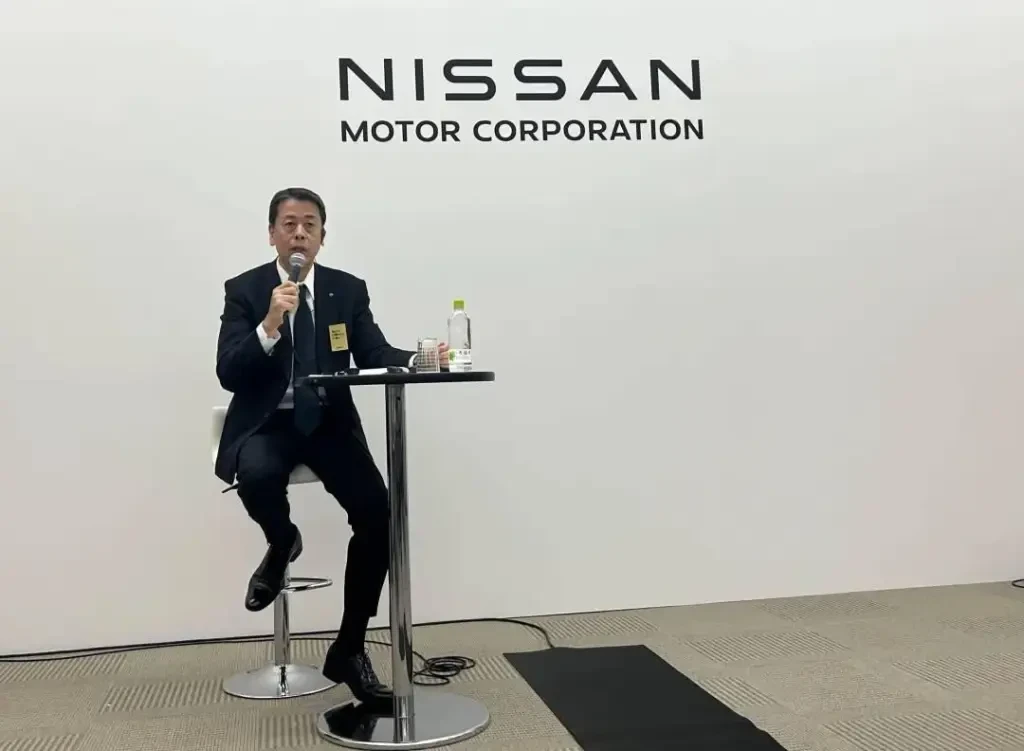 Bir showroom'da sergilenen Nissan otomobilleri.