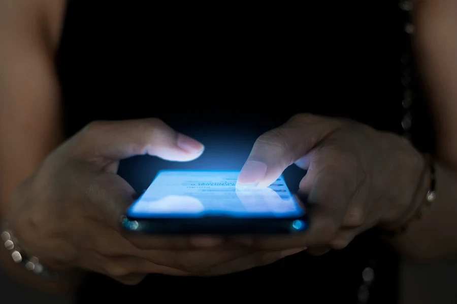 Kişi telefonunda itiraz dilekçesi veriyor