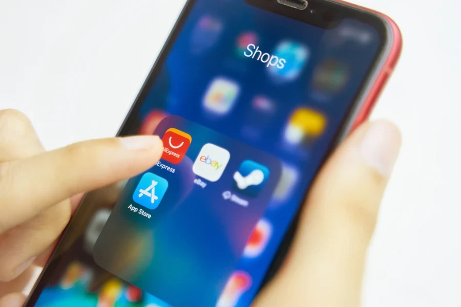 Sipariş vermek için Aliexpress uygulamasını açan kişi