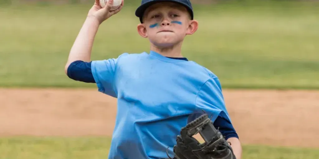 Il lanciatore mostra la faccia da gioco mentre carica per mostrare un lancio durante una partita di baseball