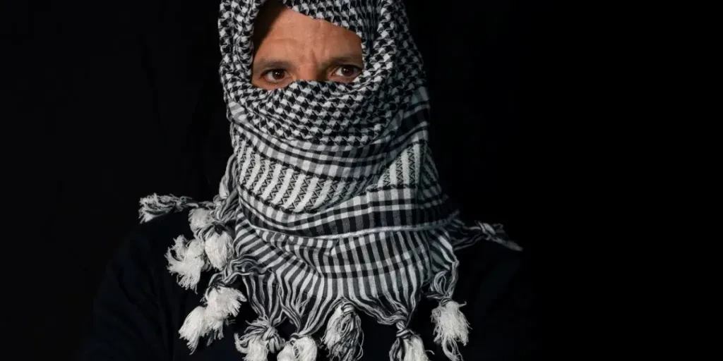 Portret Volwassen man met Palestijnse hoofddoek op zijn hoofd