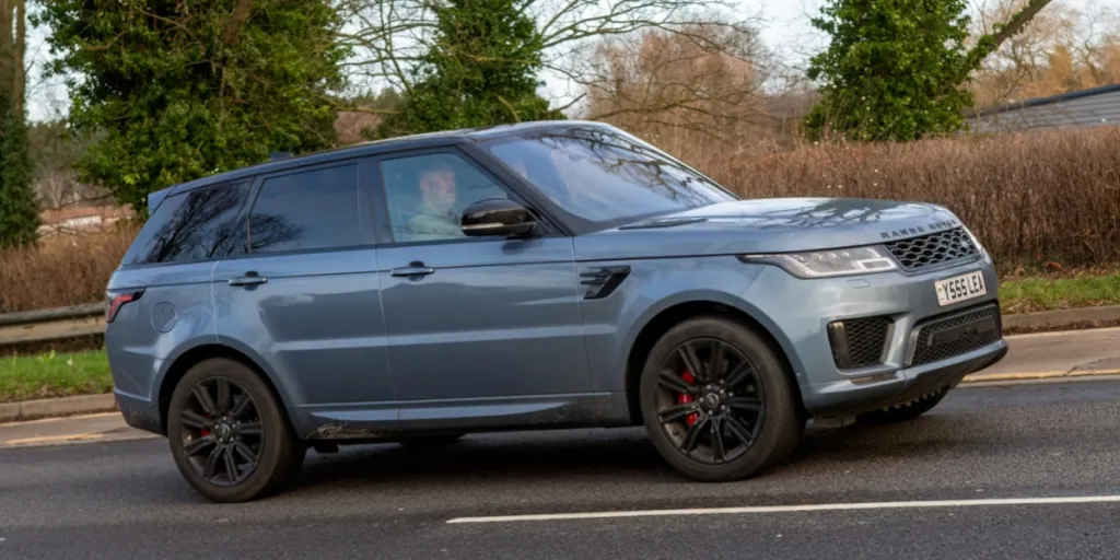 Range Rover Sport rijdt op de weg