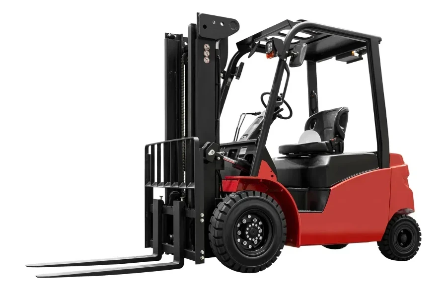 Forklift merah terisolasi pada latar belakang putih dengan jalur kliping