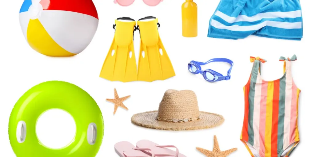 Set met verschillende strandaccessoires op witte achtergrond