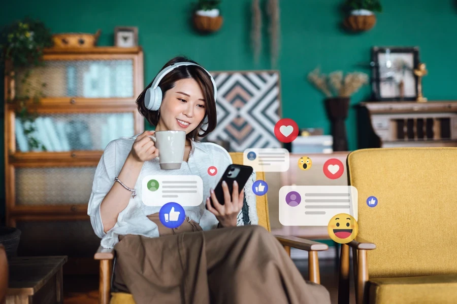 Influencer yang tersenyum memeriksa media sosialnya