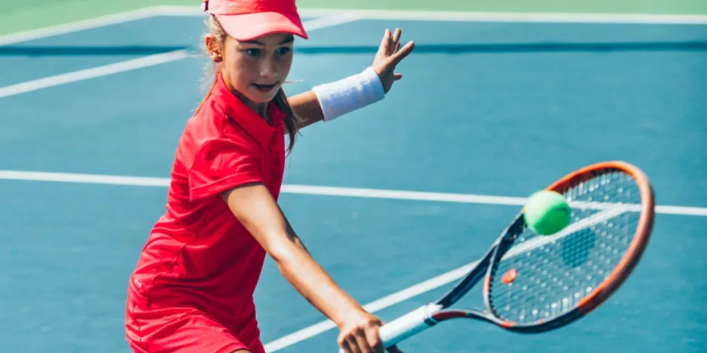 Teenager-Mädchen spielt Tennis.