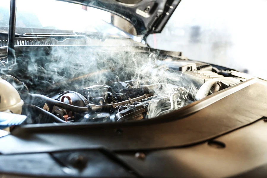 De perto, um motor de carro superaquecendo