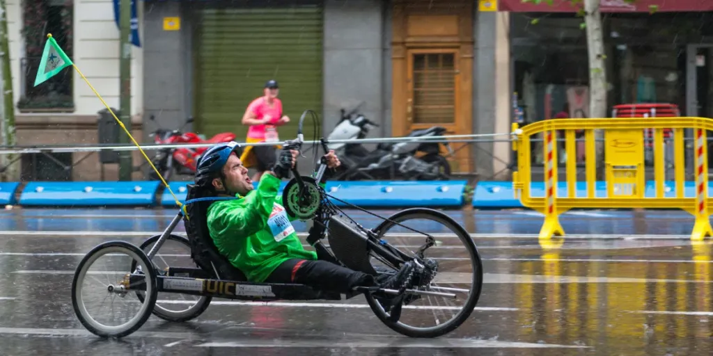 Peserta kursi roda berlomba di EDP Rock 'n' Roll Marathon di Madrid