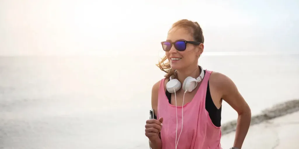 Une femme fait du jogging au lever du soleil