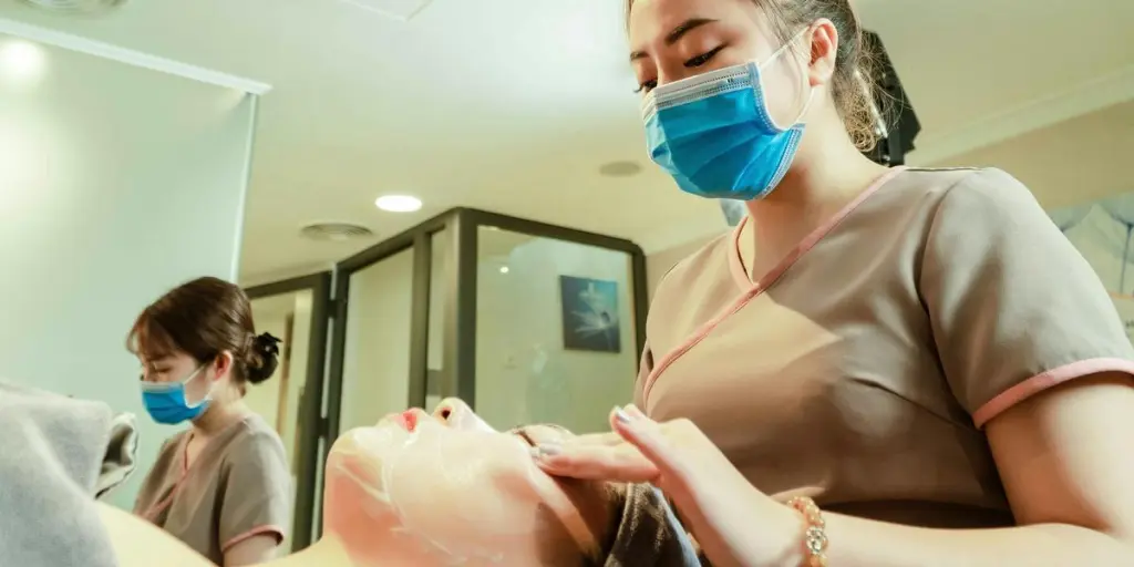 Hanoi'deki bir spa'da yüz bakımı yaptıran kadınlar, rahatlama ve sağlıklarını sergiliyor