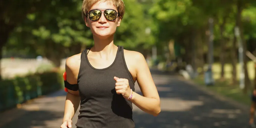 Une jeune femme chinoise fait du jogging dans un parc de la ville le matin