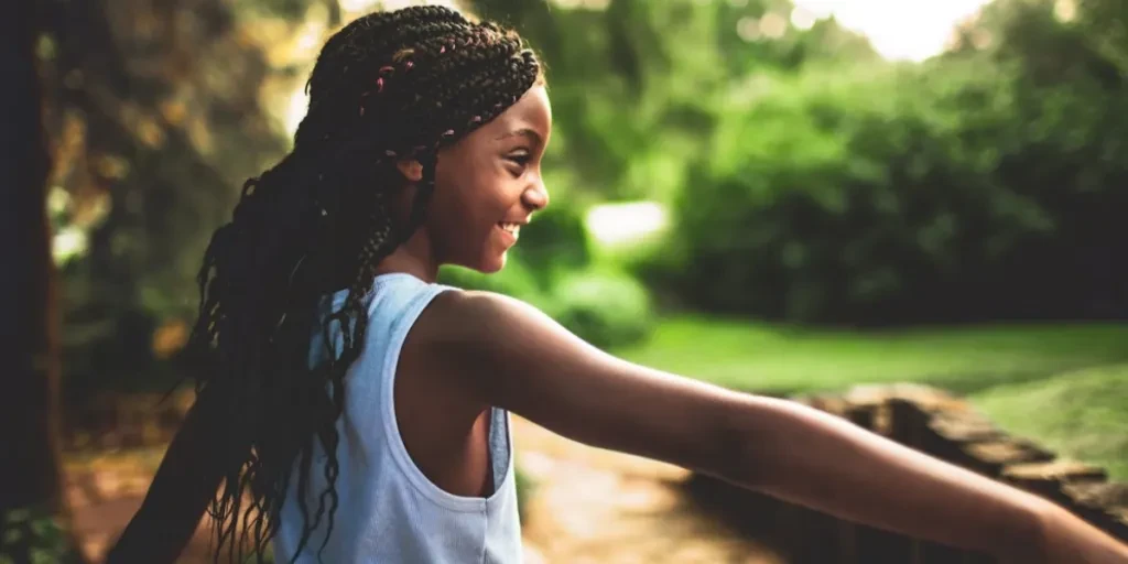 Jeune fille aux cheveux longs avec une coiffure en tresses africaines