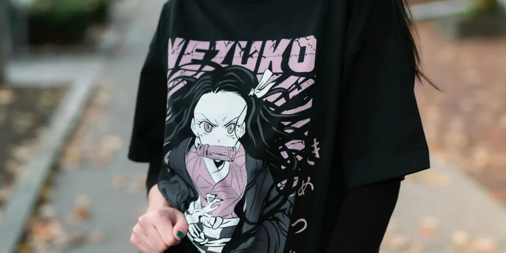 Jovem mulher com camiseta de anime posando na rua de outono, look casual e estiloso por Jay Randhawa