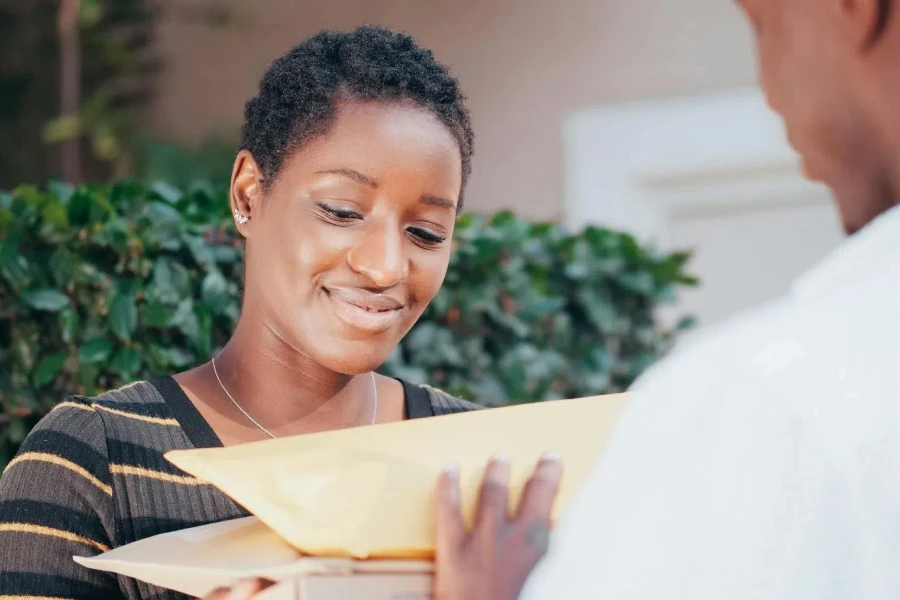 Une femme recevant ses colis