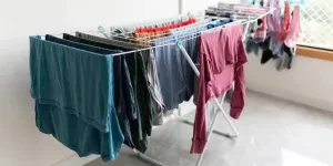 Ropa secándose en un tendedero plegable