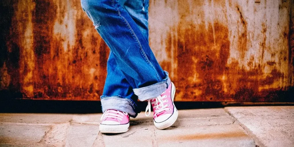 feet, legs, standing, waiting, crossed legs, shoes, sneakers, converse, denim pants, blue jeans, urban, jeans