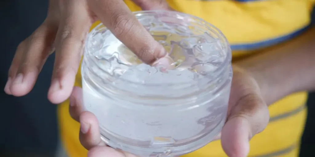 mano sostiene un frasco de gel para el cabello