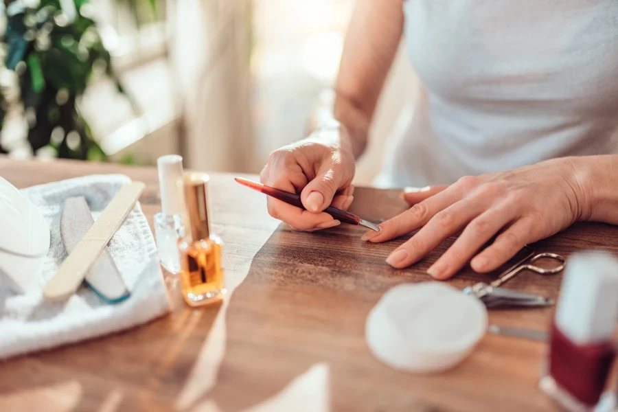 Cómo quitar el esmalte de uñas en gel con un palito para cutículas