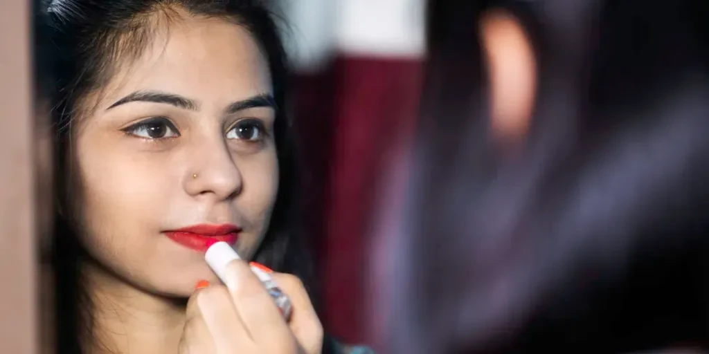 ritratto di una donna indiana con rossetto rosso brillante sulle labbra carnose