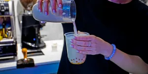 membuat minuman Bubble Tea yang sedang tren untuk anak-anak