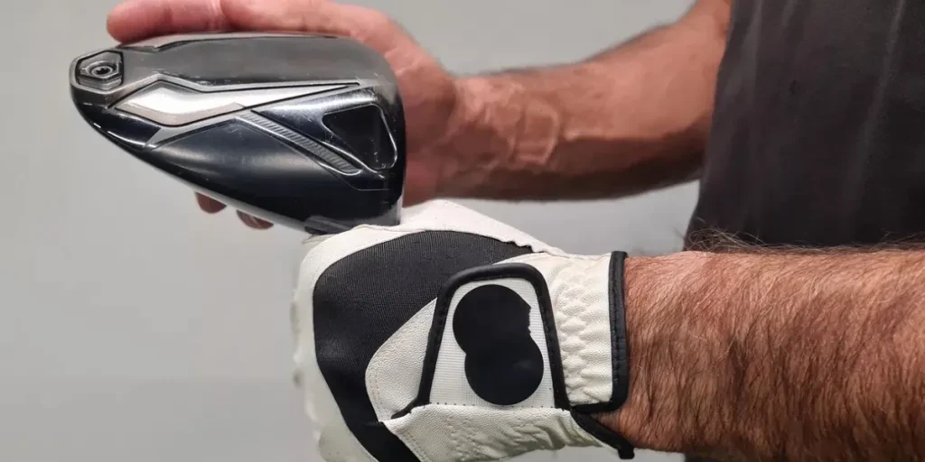 golfista maschio tiene in mano un driver