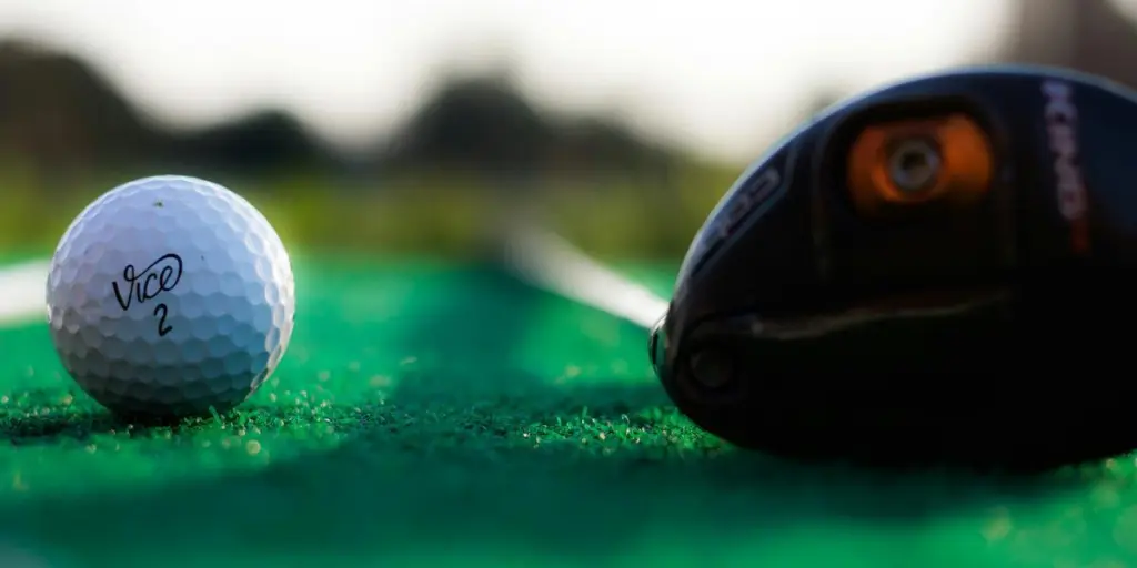 Photographie à faible mise au point d'une balle de golf blanche