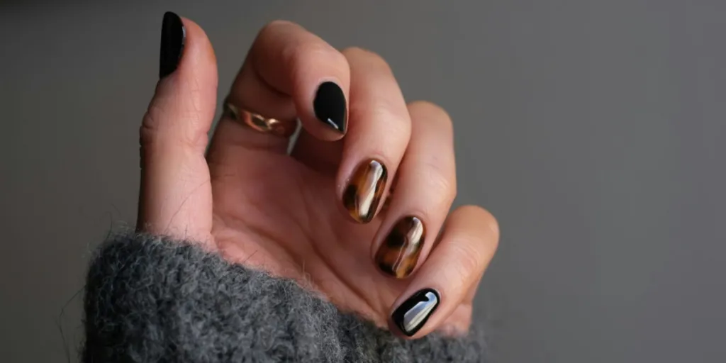 mostrando inspiração para unhas com tons de marrom escuro