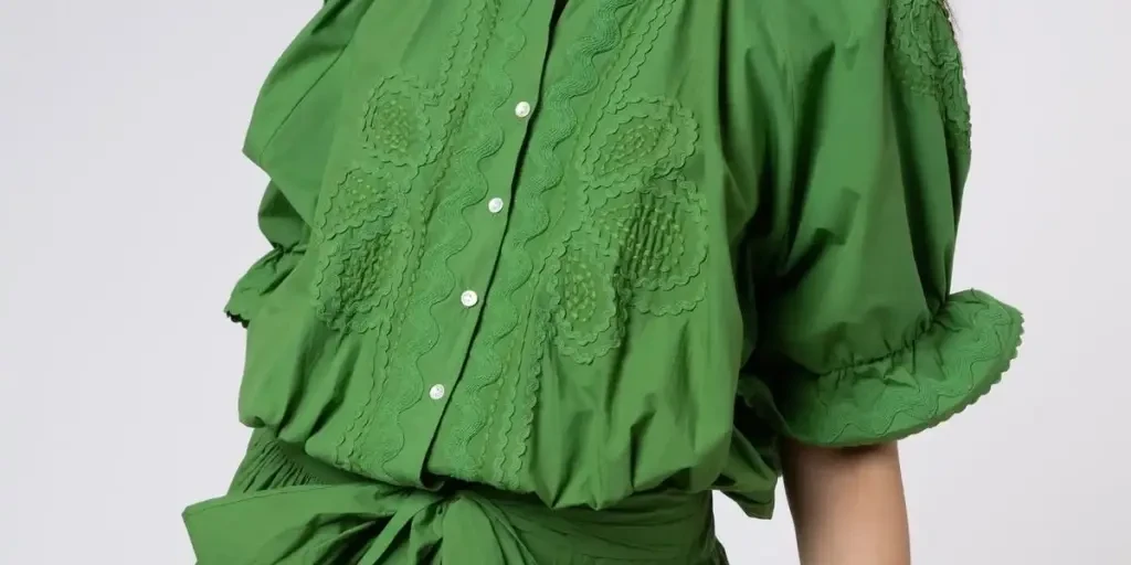 la femme s'habille en mini-chemise verte