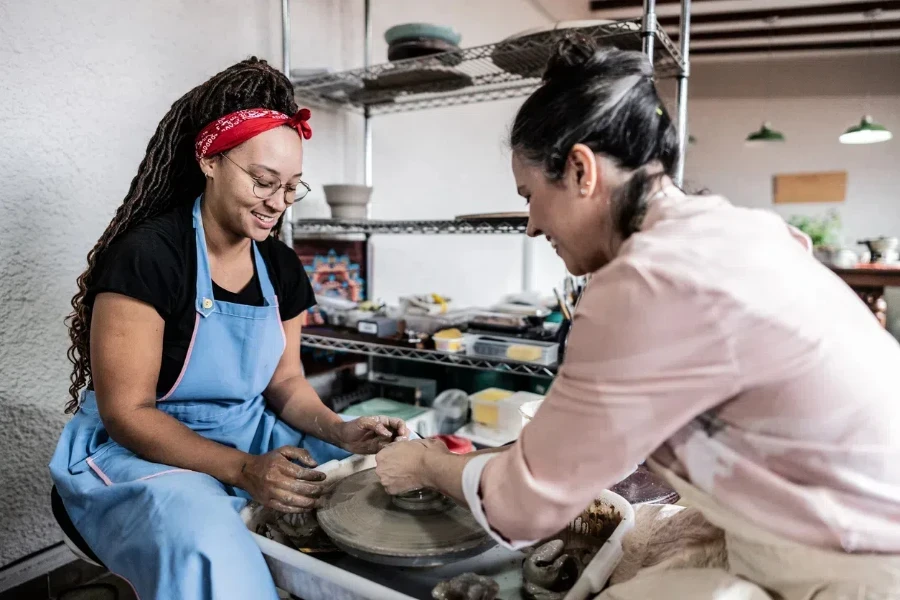 Duas mulheres trabalhando com argila em um estúdio de cerâmica