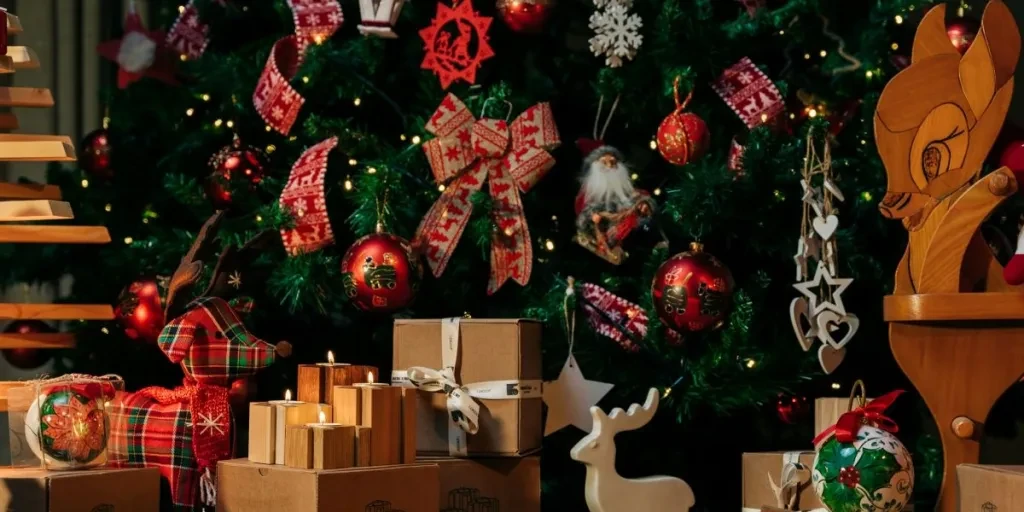 Một cây thông Noel với nhiều đồ trang trí khác nhau