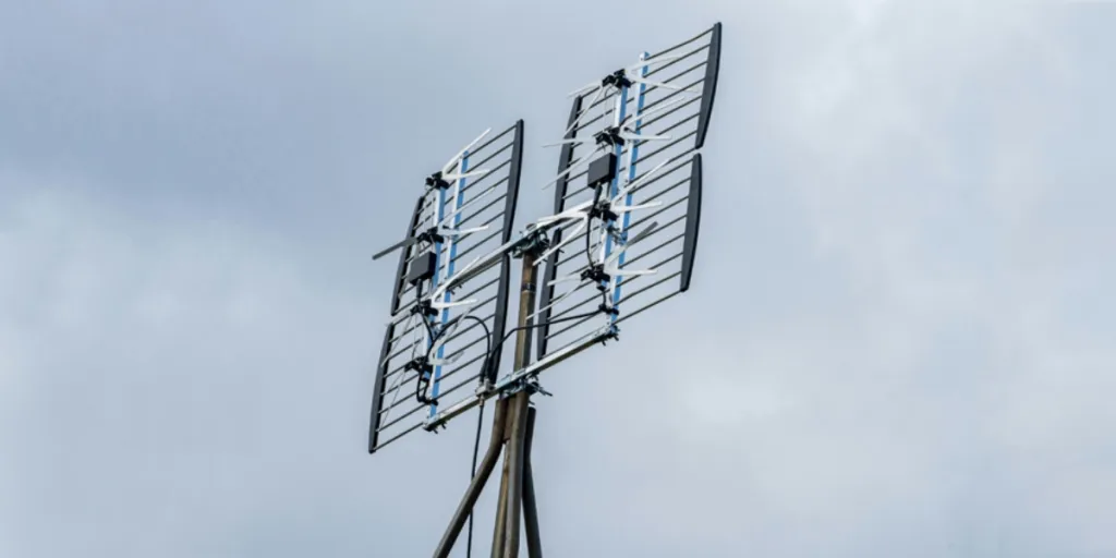 Een op een paal gemonteerde tv-antenne