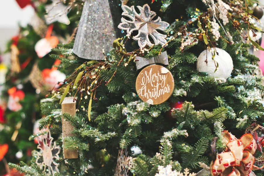 Una foto cercana de un árbol de Navidad con adornos.