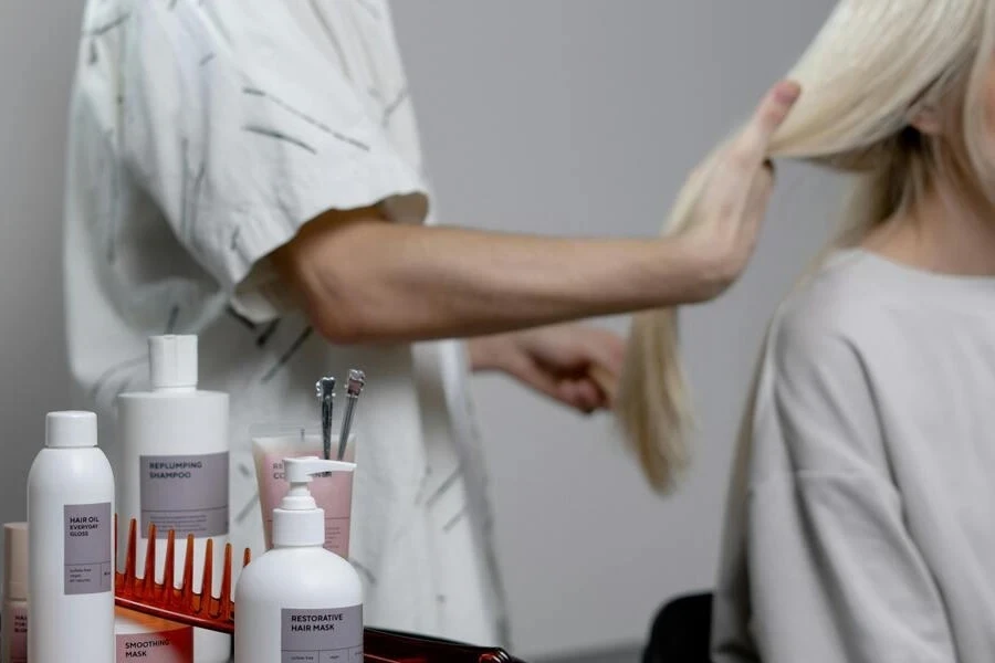 Un peluquero trabajando en el cabello de un cliente.