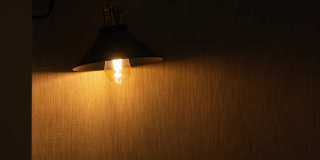 Une lampe anti-insectes de style rétro près d'un mur