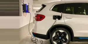 Un coche eléctrico blanco en una estación de carga.