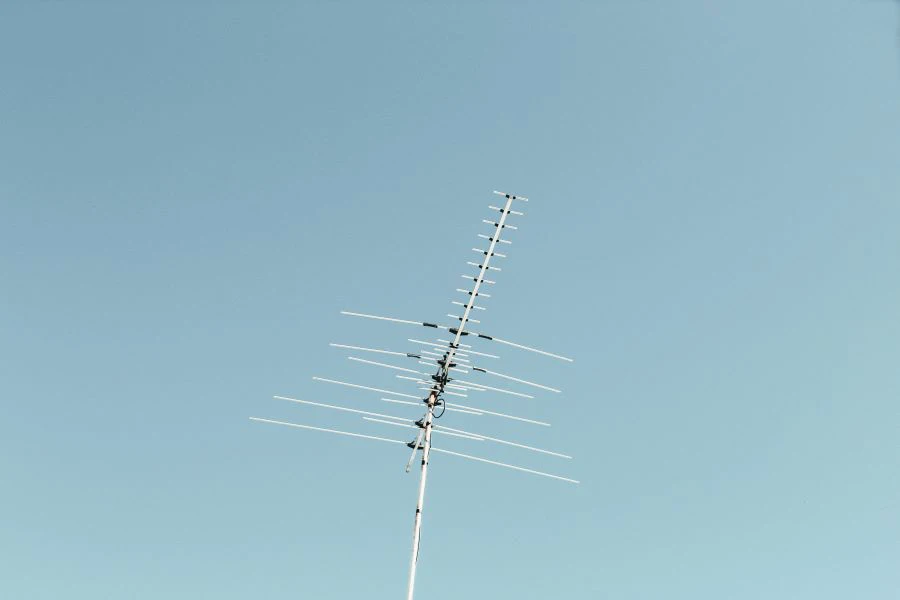 Une antenne de télévision extérieure blanche montée sur un poteau