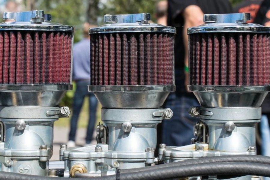 Filtros de aire en un motor de automóvil con colector