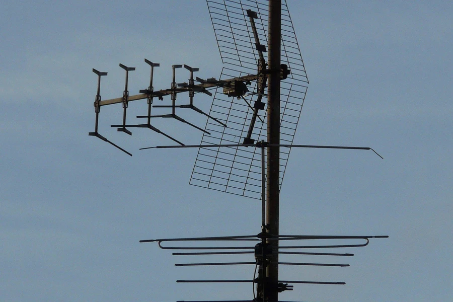 Une antenne de télévision extérieure montée sur un poteau