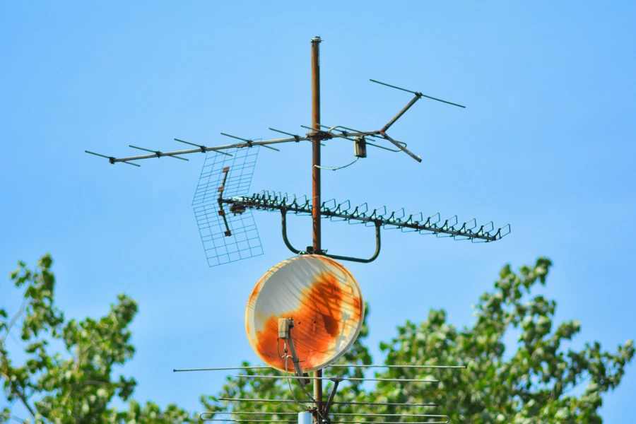 Une antenne de télévision extérieure montée sur un poteau